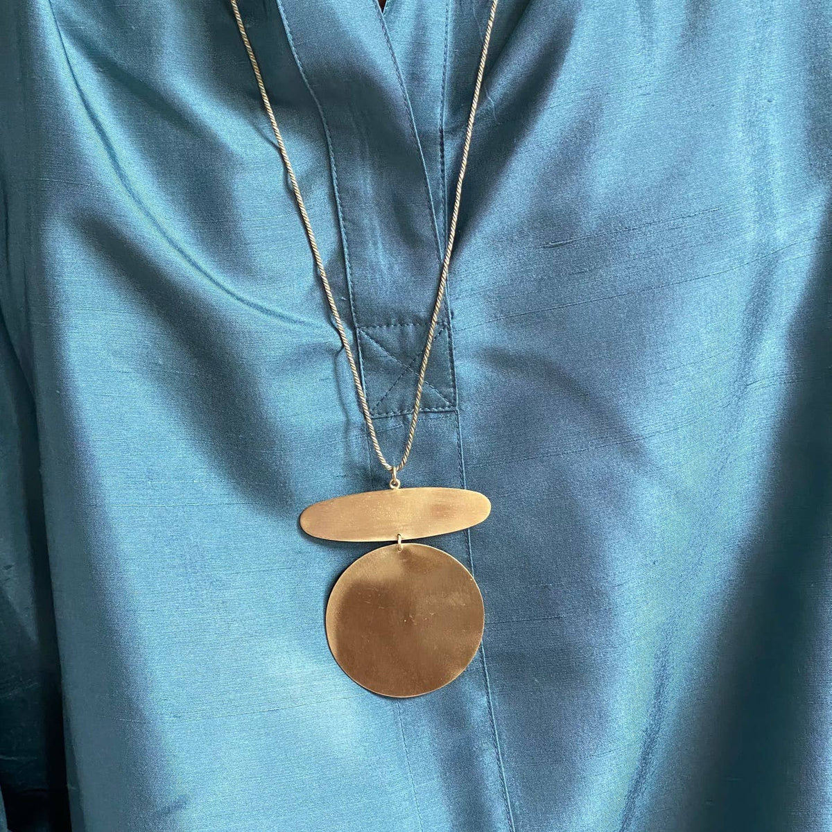 Brushed gold wire necklace and pendant - Agraa