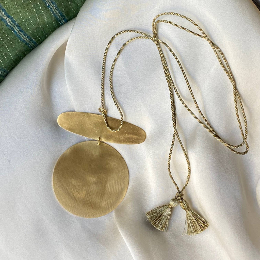 Brushed gold wire necklace and pendant - Agraa